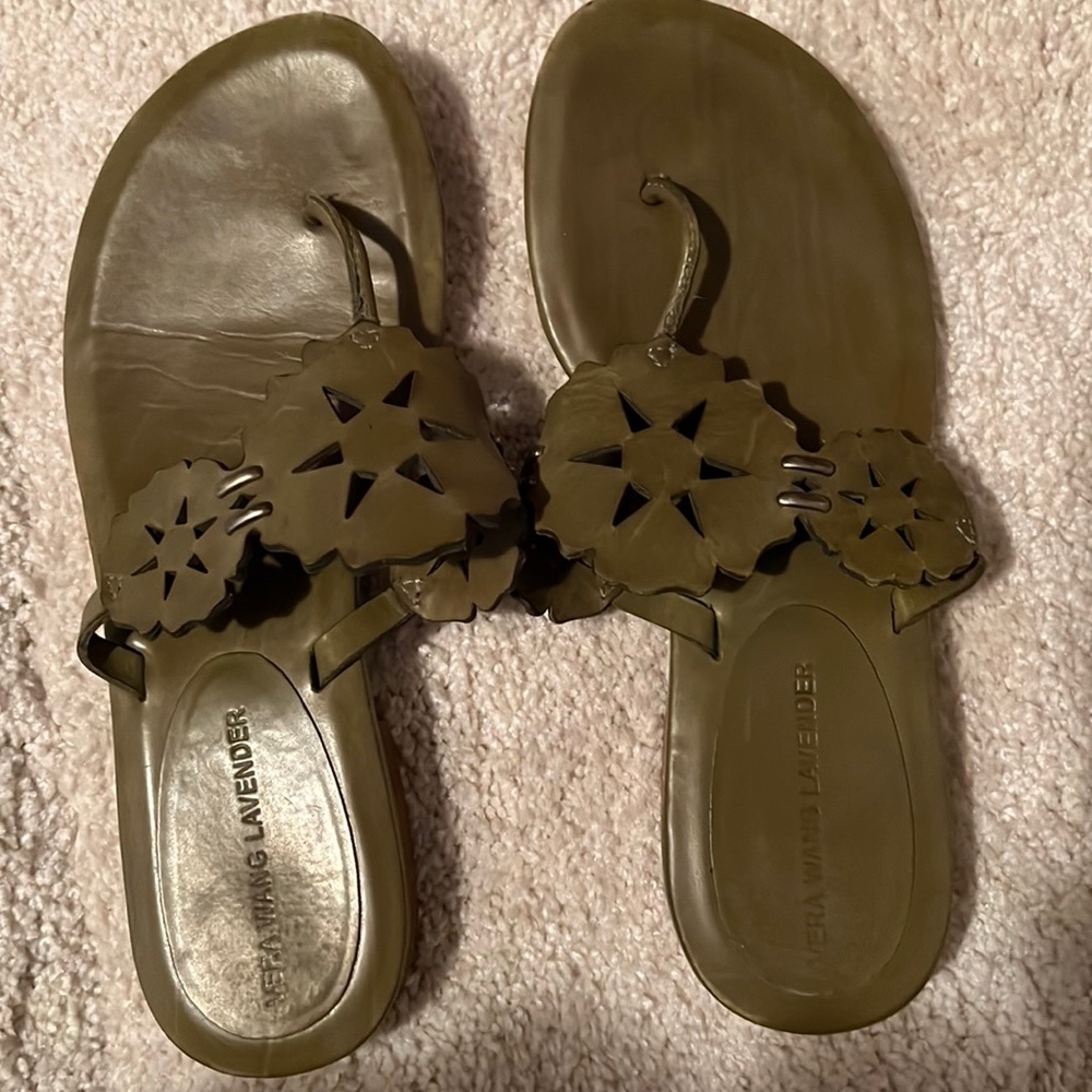 Flat Vera Wang sandal